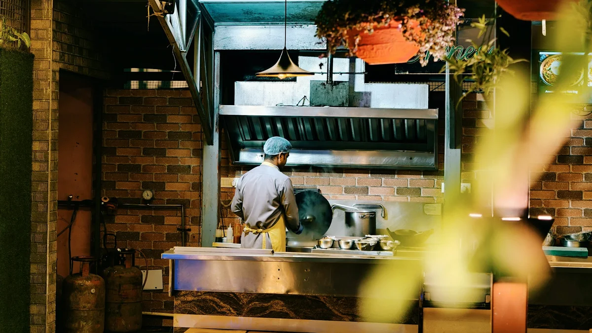 Zeughauskeller Restaurant Interior mit historischen Eichenbalken und rustikalem Schweizer Charme
